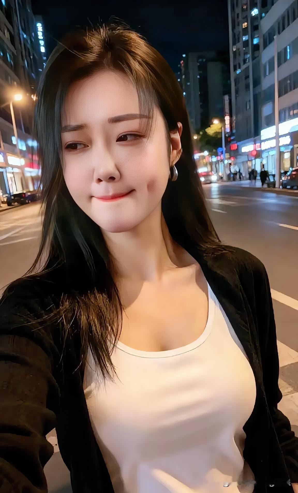 有酒窝，有虎牙，浓眉大眼，五官精致的素颜美女最好看素净素颜美女