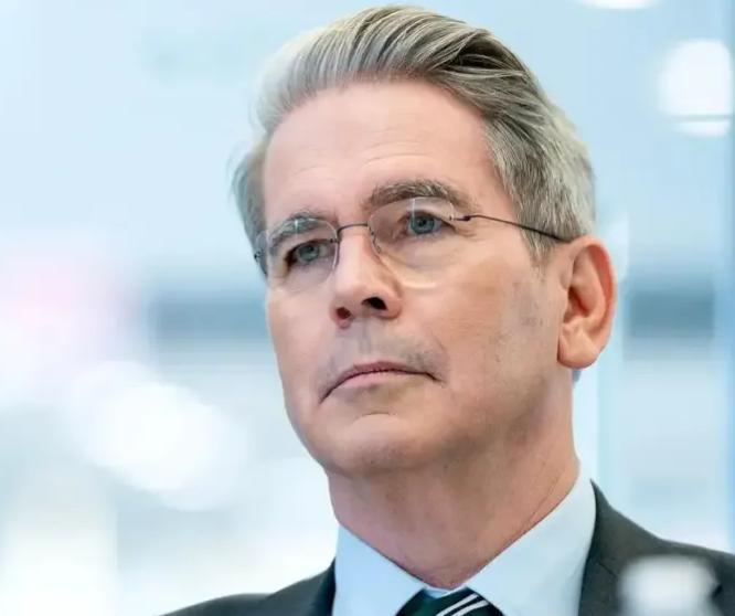 美国财长贝森特在接受采访时透露，特朗普除了将于明年4月访华外，还可能出席2026