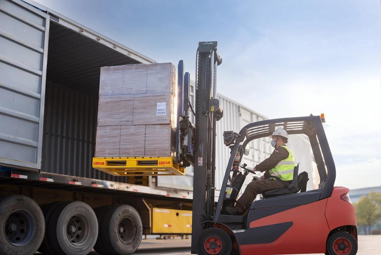 7000元一月招一个电工兼叉车司机应该好招吧！必须有电工证和叉车证，没证厂里不敢