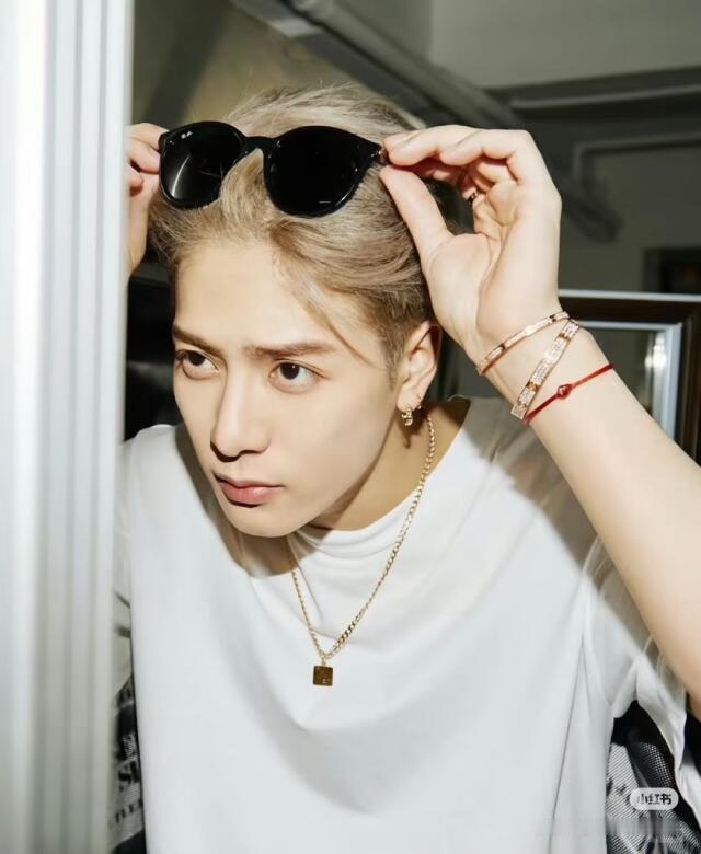 谁能想到，那个在舞台上甩着汗水喊“JacksonWang”的热血小子，会在日本