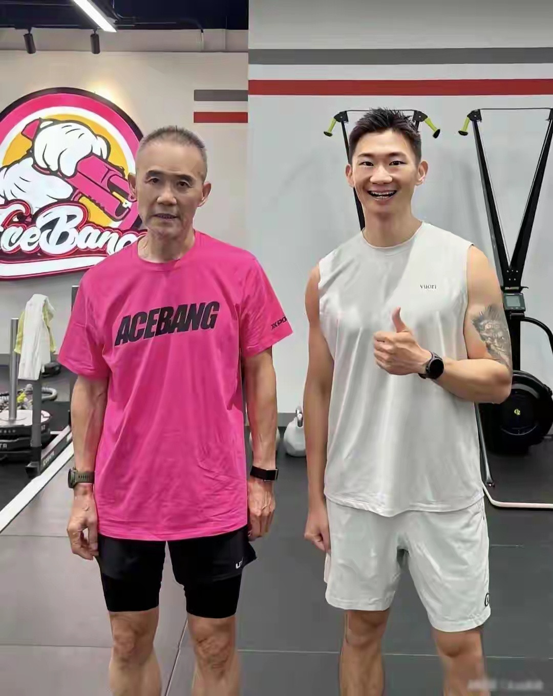 75岁王石现身上海健身房，对抗衰老！妻子调教他训练普拉提器械