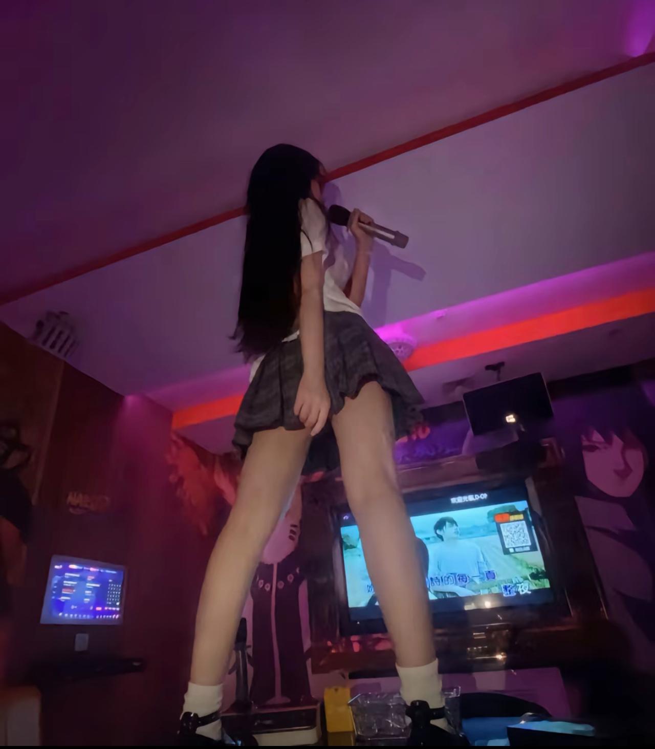 刚认识的小妹妹，拉着我来唱歌