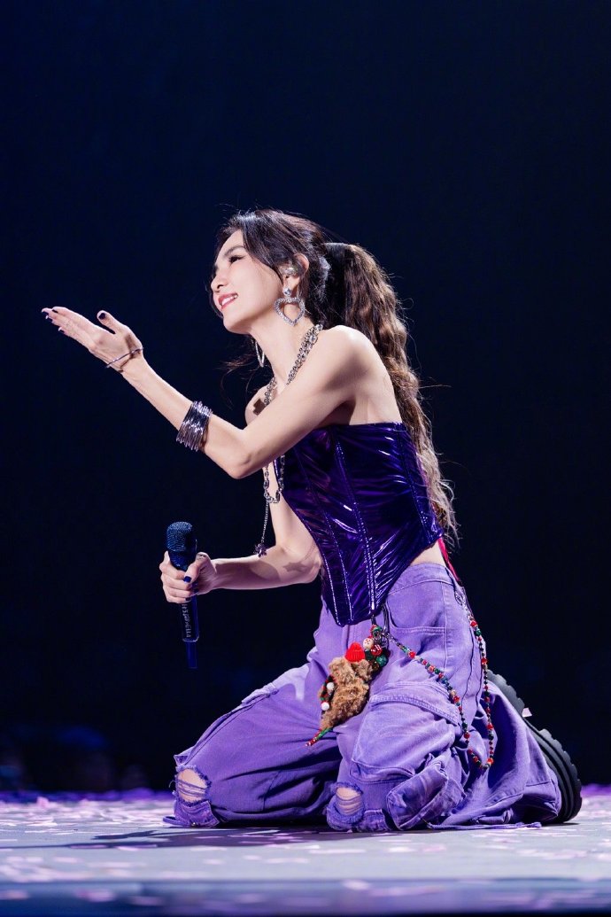 被Ella这波操作笑到！明明彩排过递麦互动，之前场场都是大合唱氛围拉满，结果广州