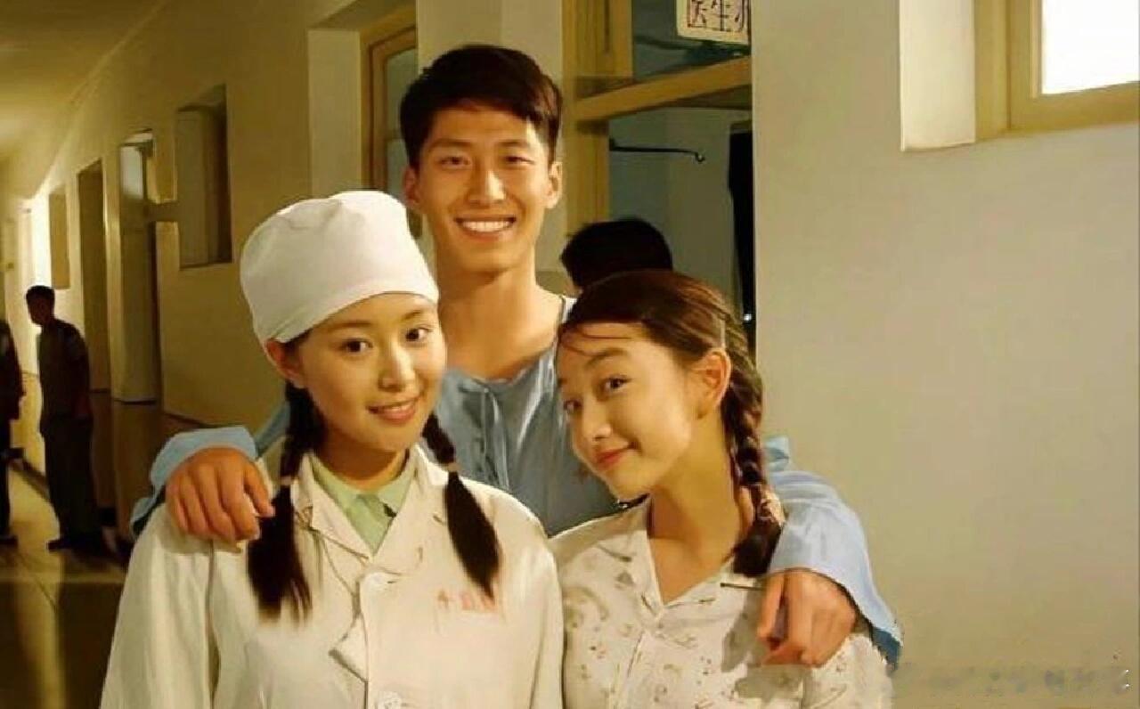 原来周冬雨高叶已经认识16年了16年前因戏结缘，高叶的照顾成为周冬雨的温暖回