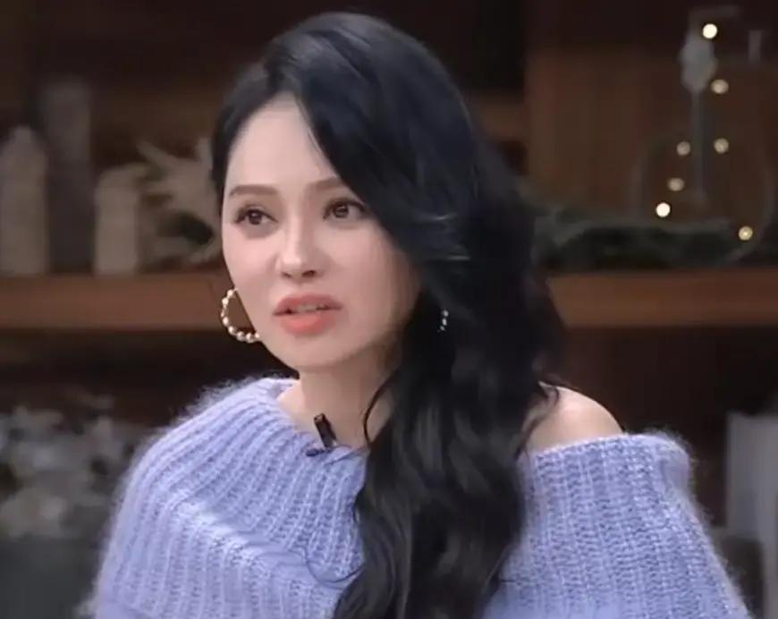 伊能静被拍到眼睛肿着、声音发颤地伸手要抱，秦昊站得老远只点头，杨迪在旁边补刀说姐