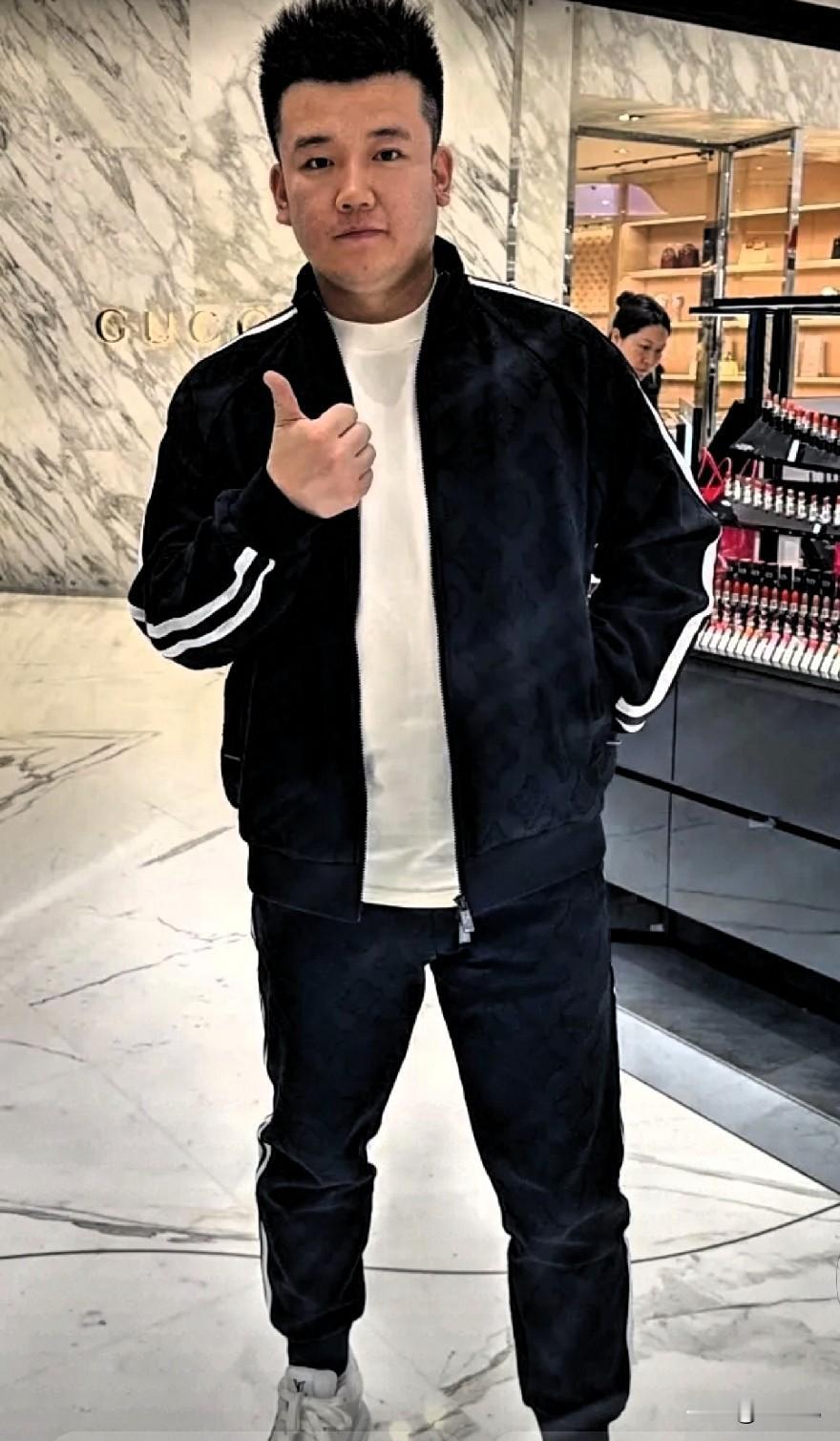 这一局，木森输得太难看了。昨晚特意去扫了一眼，8万人在线，看似不少，但搁在他