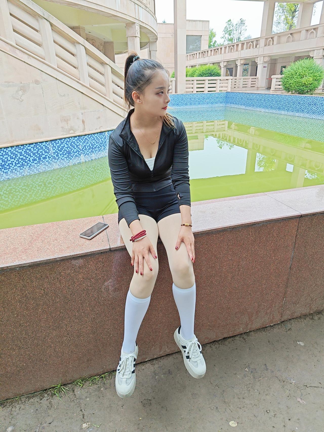 好看吗筒袜怎么穿搭才能显得时髦美女