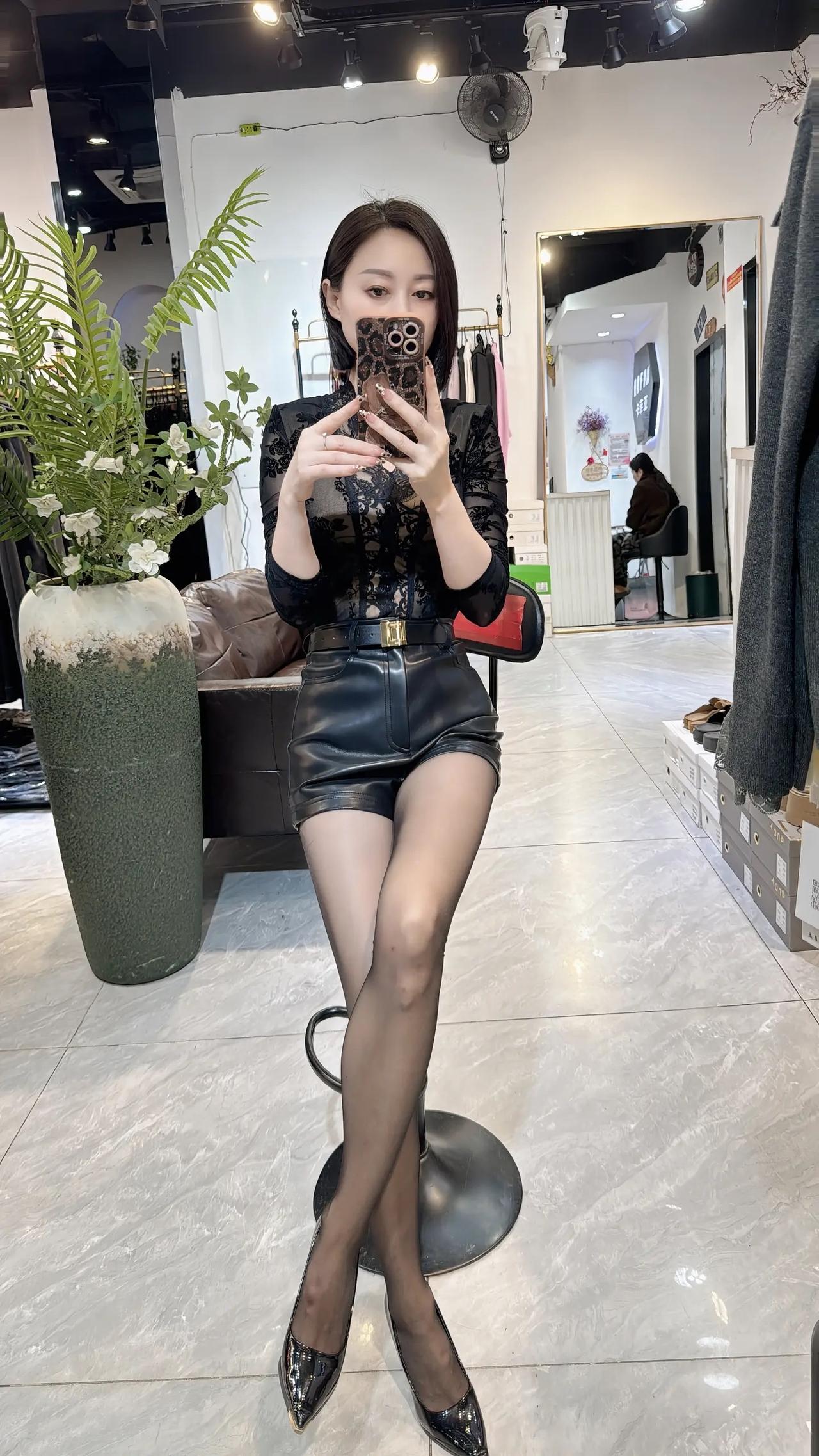 优雅黑裙穿搭，镜前自拍，时尚感满满！