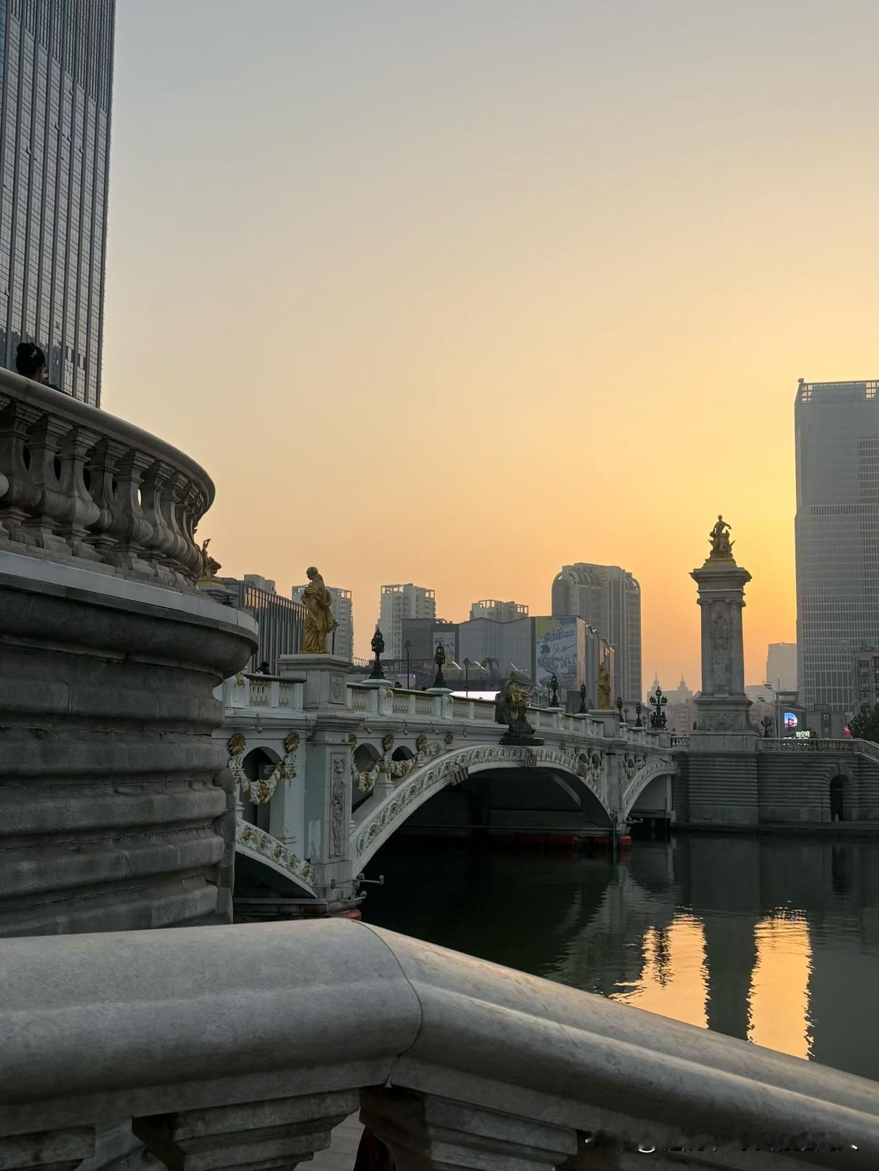 以前总听说退休生活该热热闹闹的——要么约着老友打牌跳舞，要么扛着鱼竿起早贪黑去钓