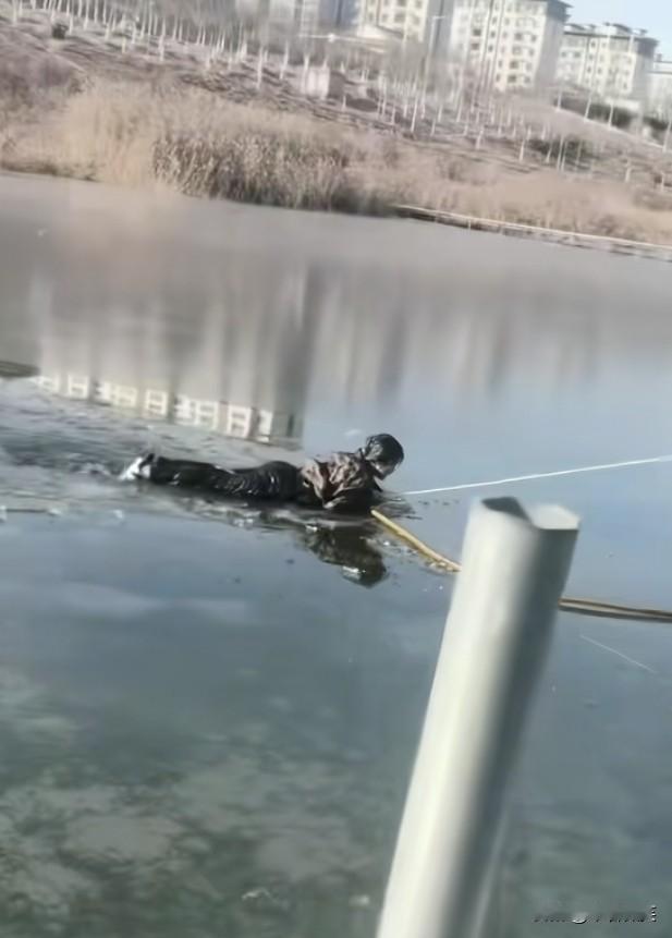 宁夏冰窟救童的女孩子找到了！女孩叫李佳婷，13岁，在消防员到来之前，女孩挺身而出