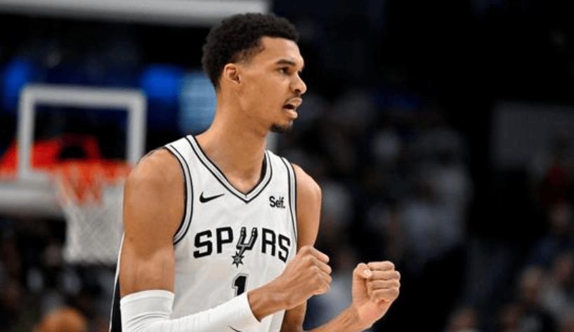 狂取五连胜,队史首次,马刺彻底蜕变成强队。10月31日NBA常规赛,马刺主场对阵