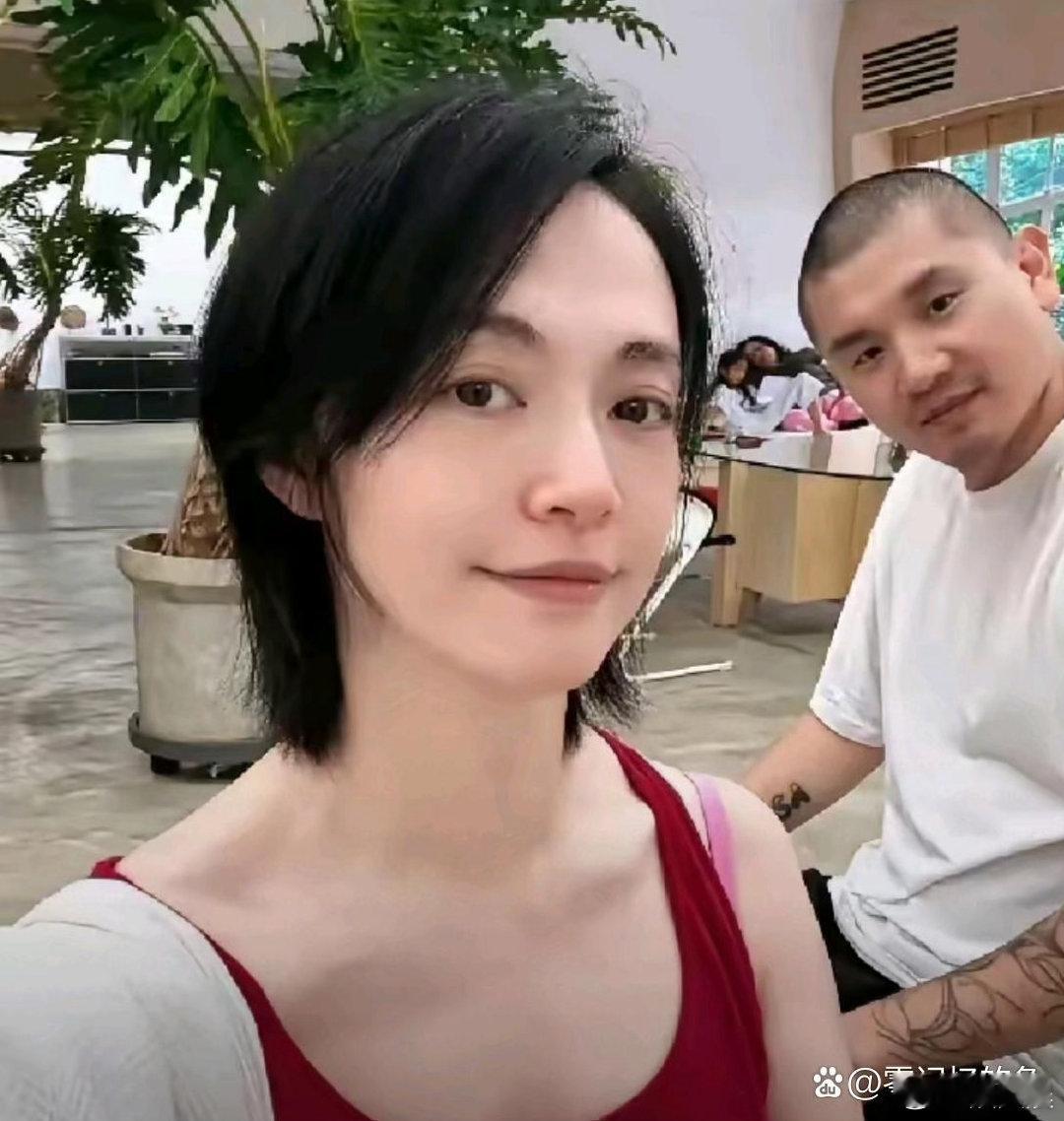 换了全新发型的姚晨氛围感大变，整个人平添浓厚年龄感。