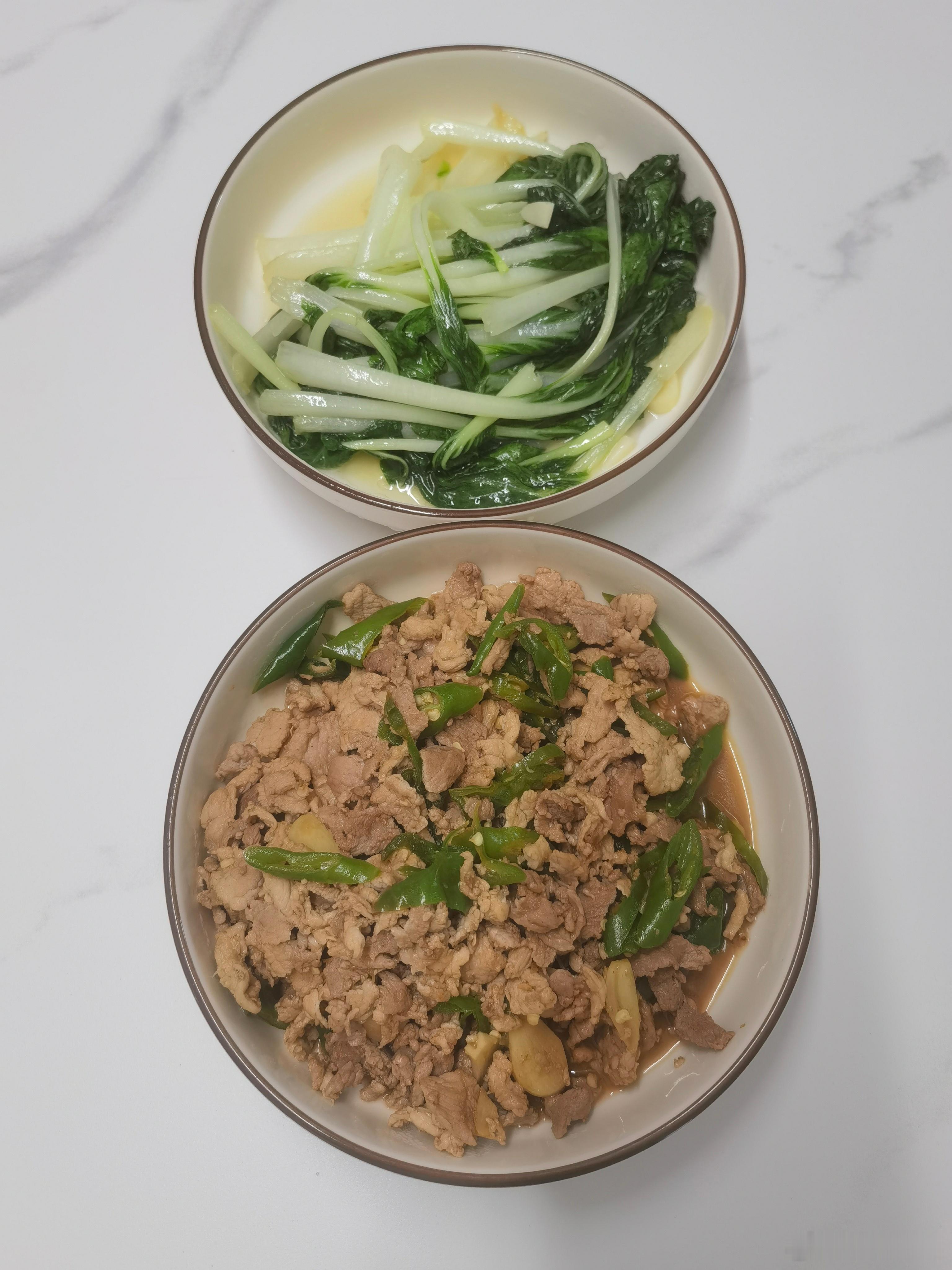 午餐：辣椒炒肉+清炒早白苗。好好吃饭，好好睡觉，好好搬砖～