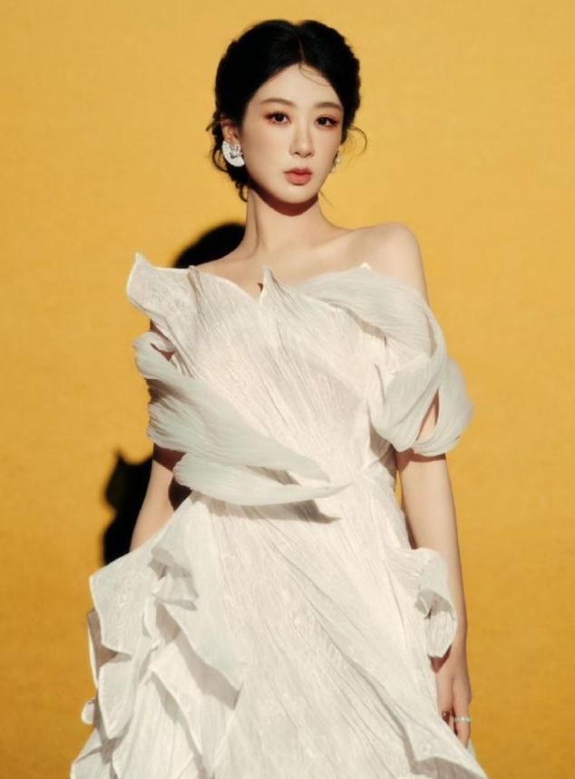 杨紫后援会宣布集体辞职解散重组！昨天杨紫后援会被发现关注迪丽热巴超话，后援会的