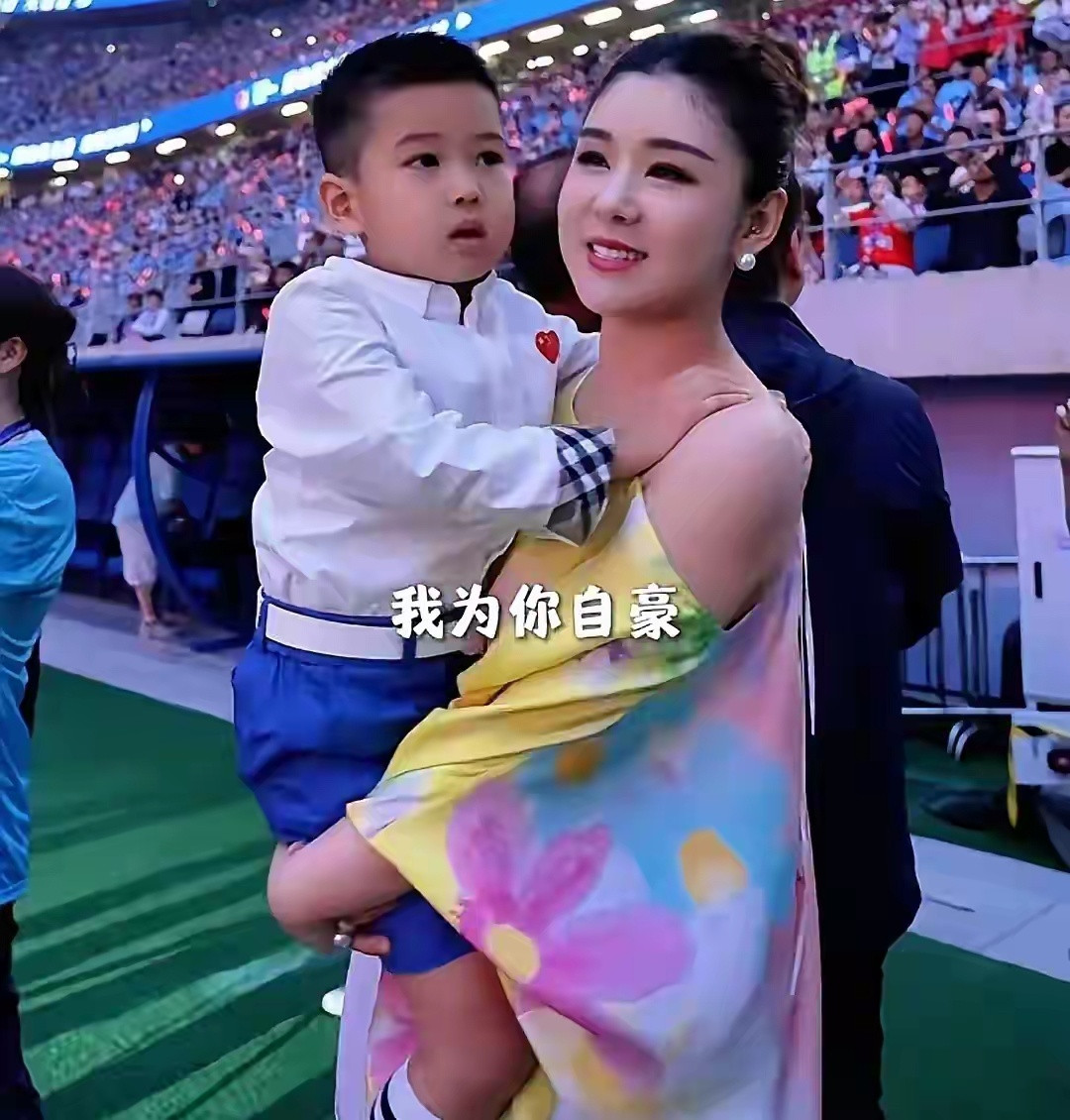 王雷李小萌太接地气了，一家四口回东北老家看赛，意外碰面孙楠