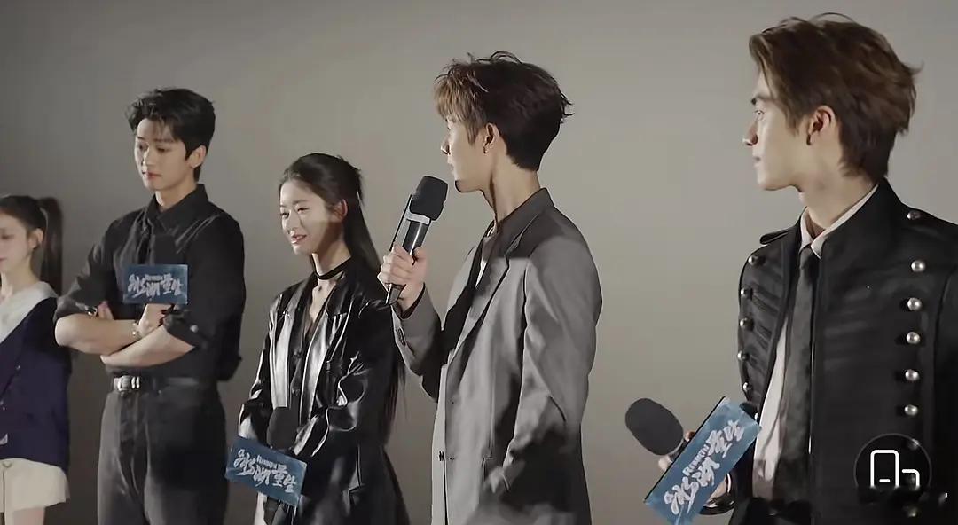 这对比好惨烈有个人帅的好突出