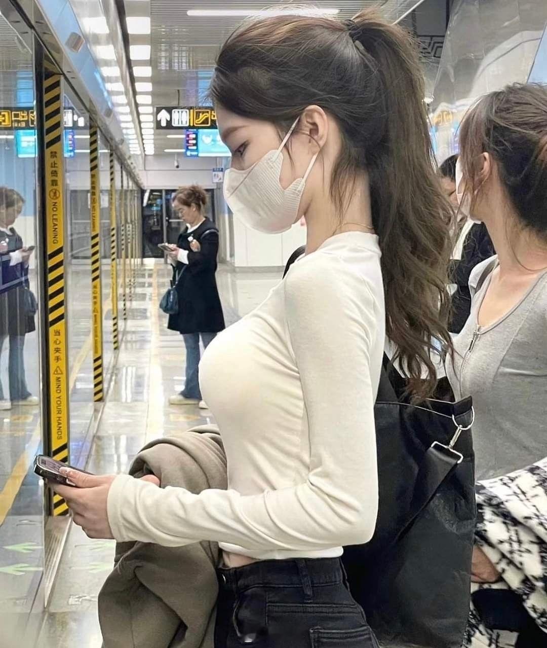 消费升级，深圳地铁随处可见灵动岛iPhone。​​​