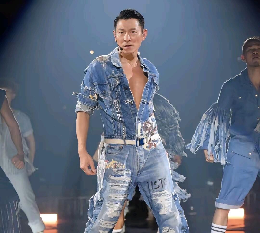 突然有个预感，刘德华以后大概率不好参加晚会了，不是他嗓音变了，而是因为办晚会