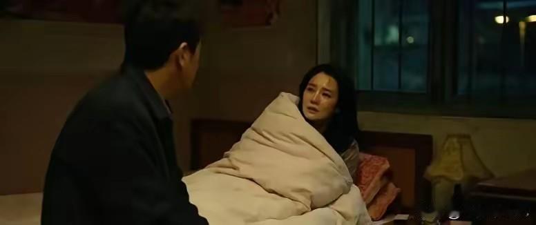 出差半夜回家，我抱紧熟睡的妻子，发现触感不对，慌忙开灯，眼前一幕让我直接傻眼！