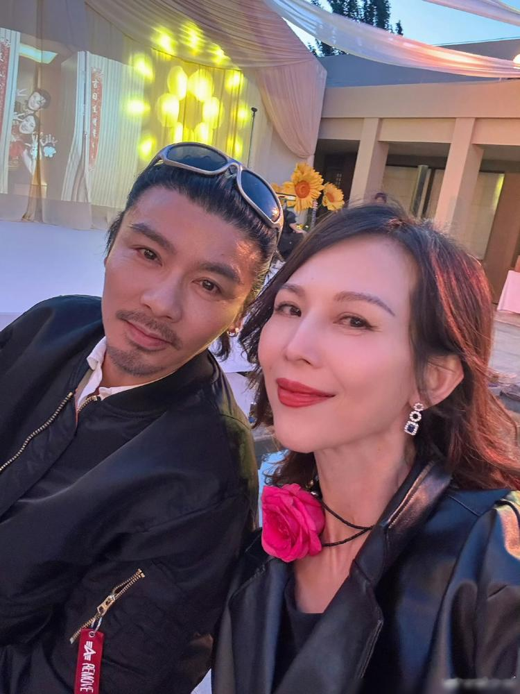 蔡少芬又被张晋收拾了，这回直接拉到机场。她早年玻璃心，一吵架就喊分手，张晋次次哄。直到有一次，她话刚