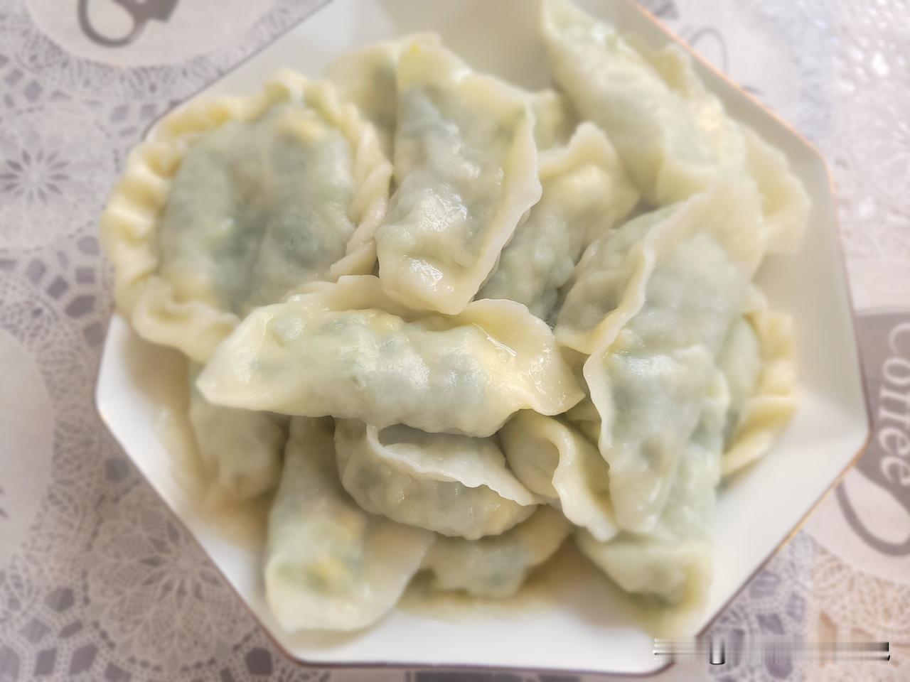 红根的春天嫩韭菜，包的水饺特别鲜亮，我吃了一大盘。韭菜里放了虾仁、虾皮、鸡蛋。