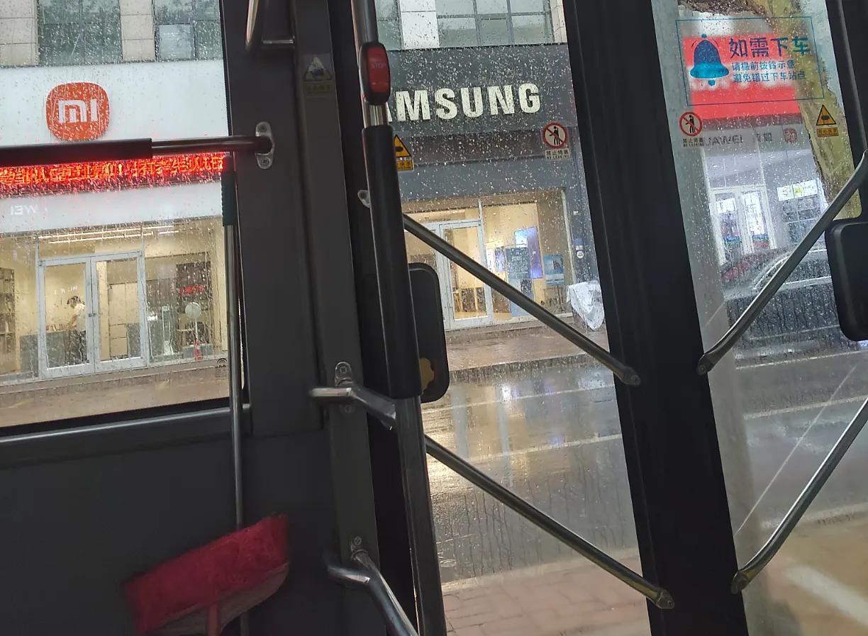 本以为三星手机已经退出中国市场了，没想到在市中心居然还有三星手机的专卖店？和周