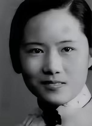 她帮美国造出原子弹，37年后回国，见到周总理开口第一句话是："我找不到父母的坟了