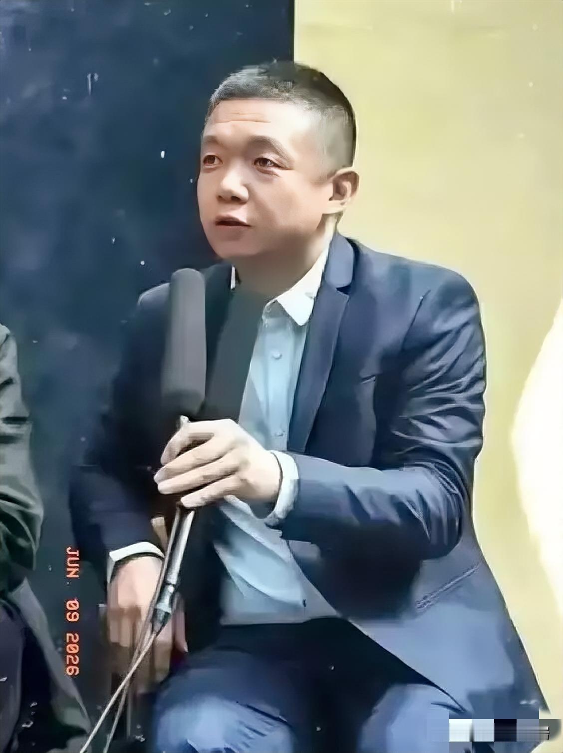 北京电影学院党委副书记、院长，正厅级干部，去张艺谋剧组客串配角。没带助理，没要V