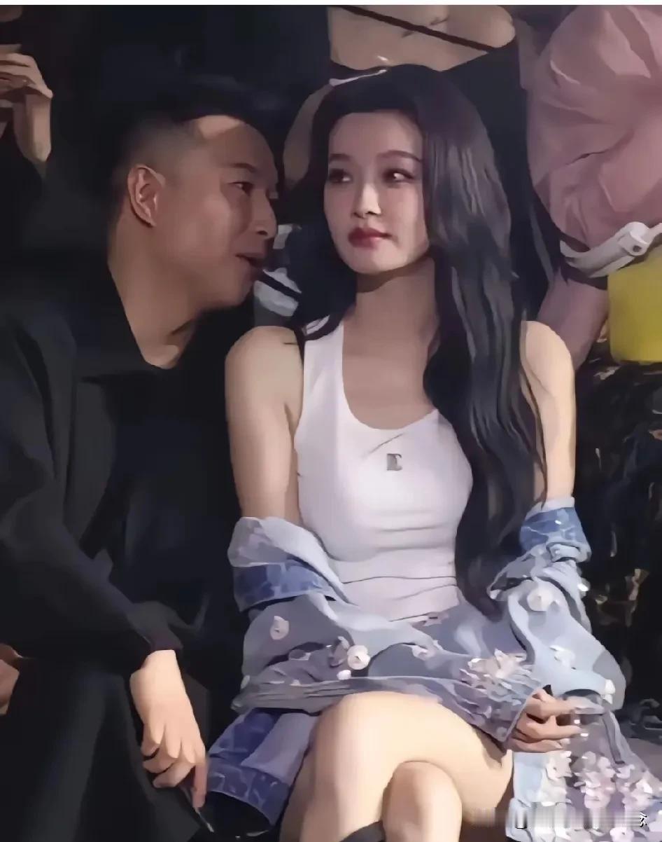 真想知道他俩在嘀咕啥…有人给这组图配了这样一段话，我不太明白，大家琢磨一下是什么