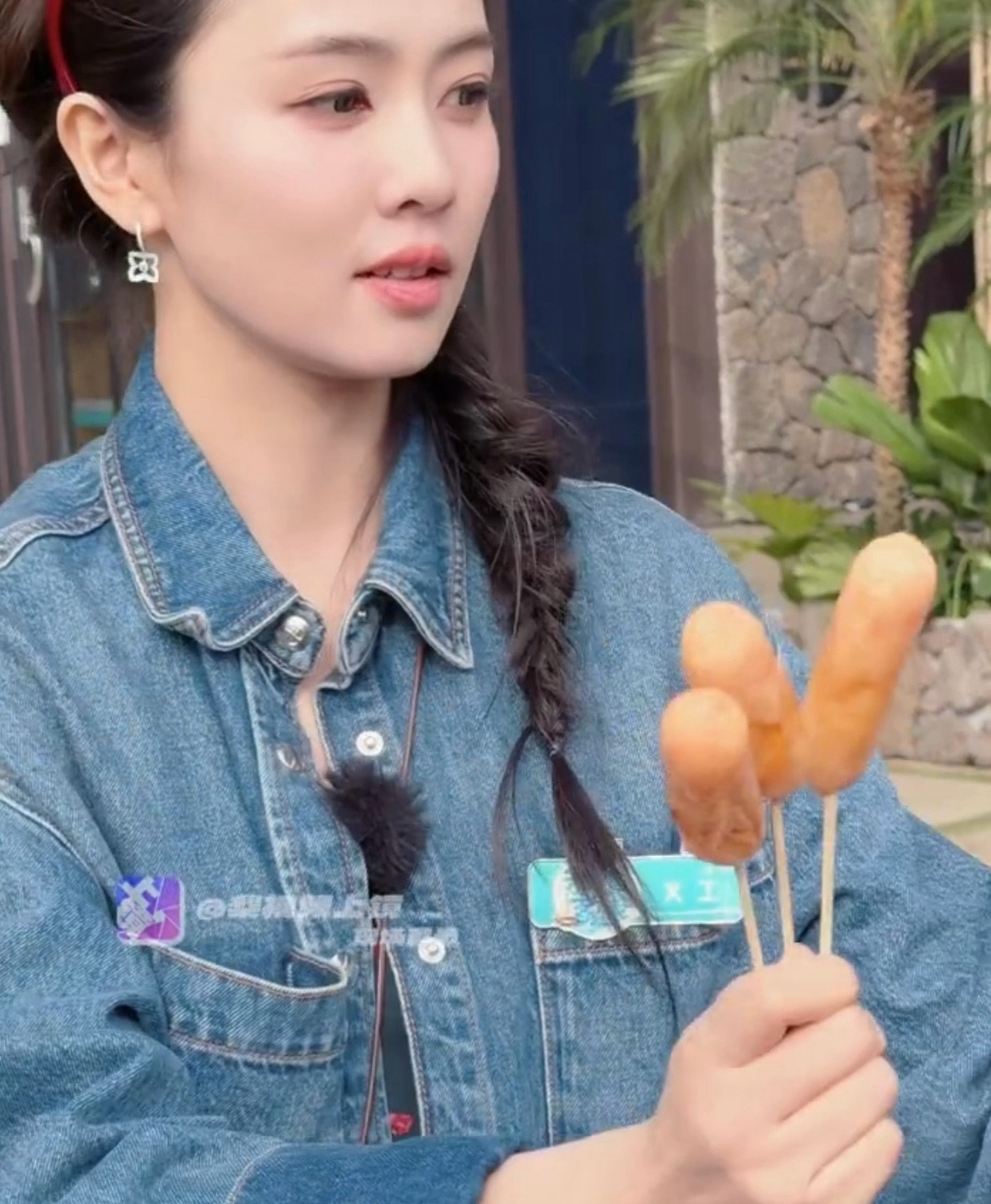 白鹿朝你走来的明媚姐姐谁懂白鹿拿着烤肠走来的那一瞬间啊，朝我走来的明媚姐姐，下