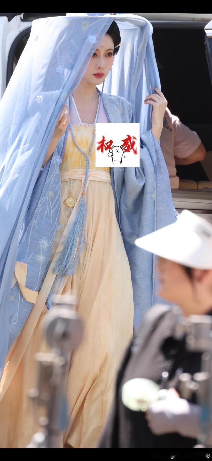 孟子义蓝色帷帽造型路透孟子义尚公主蓝色帷帽造型路透孟子义蓝色帷帽造型太迷人！淡蓝