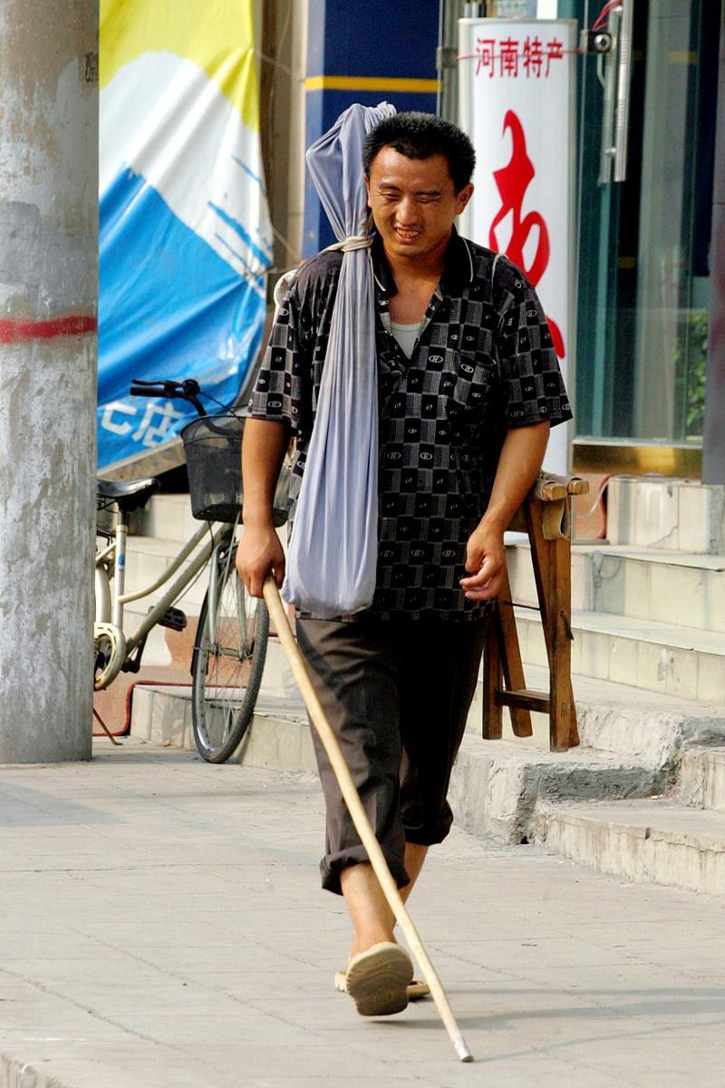 农村瘸子艳遇寡妇阿牛从小小儿麻痹，腿有些瘸，33岁了，娶不到媳妇儿。阿牛从小