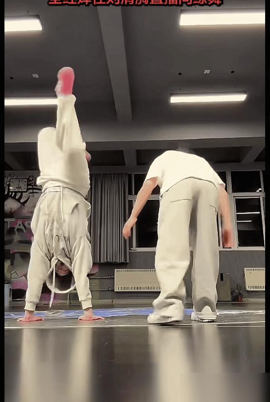 全红婵到底怎么回事？腿伤痛到下楼都难，结果转头就在直播间劈叉跳舞，高难度动作震惊