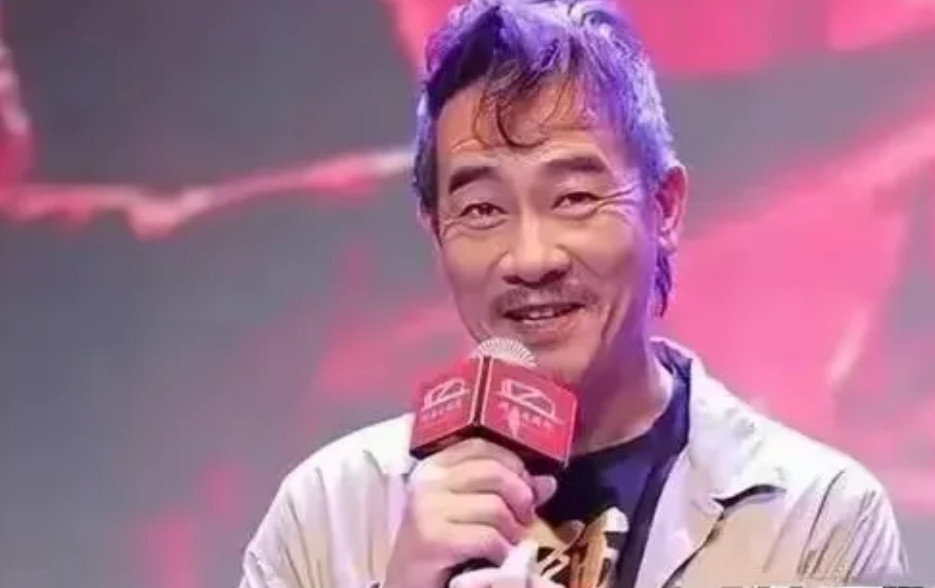 陈小春为啥突然衰老，面容像70岁大爷？突然发现，有些男人，结婚前后变化也太大