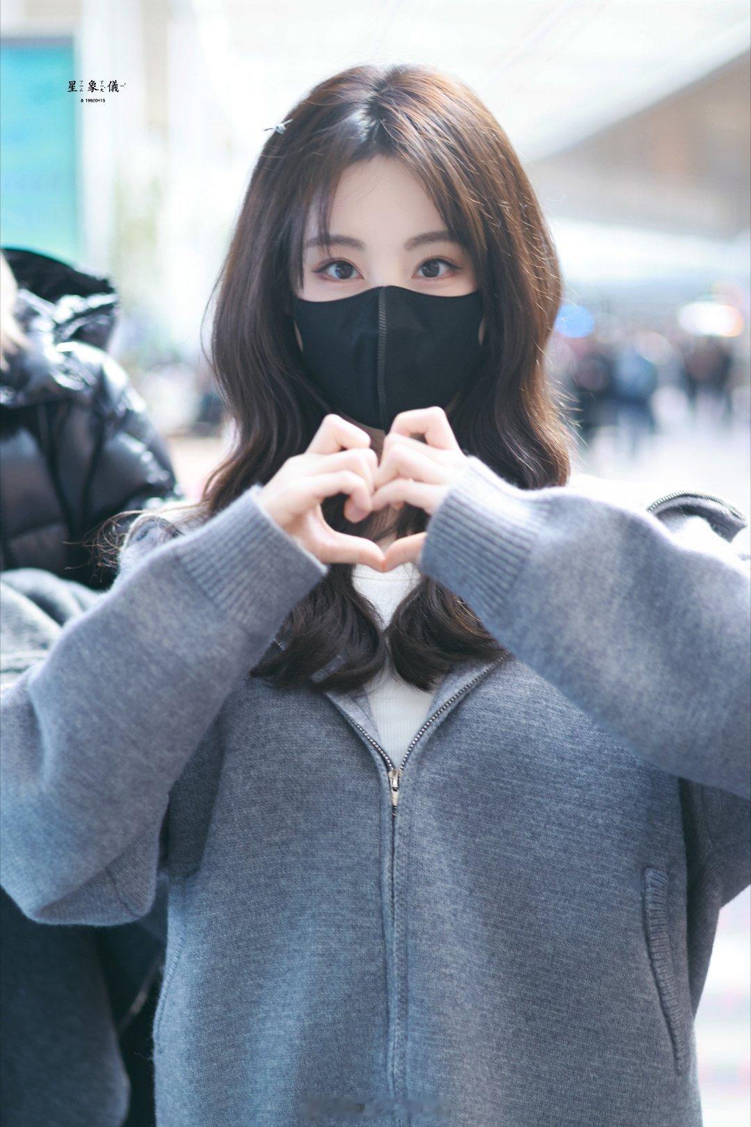 祝绪丹又比心又挥手的萌宝宝～