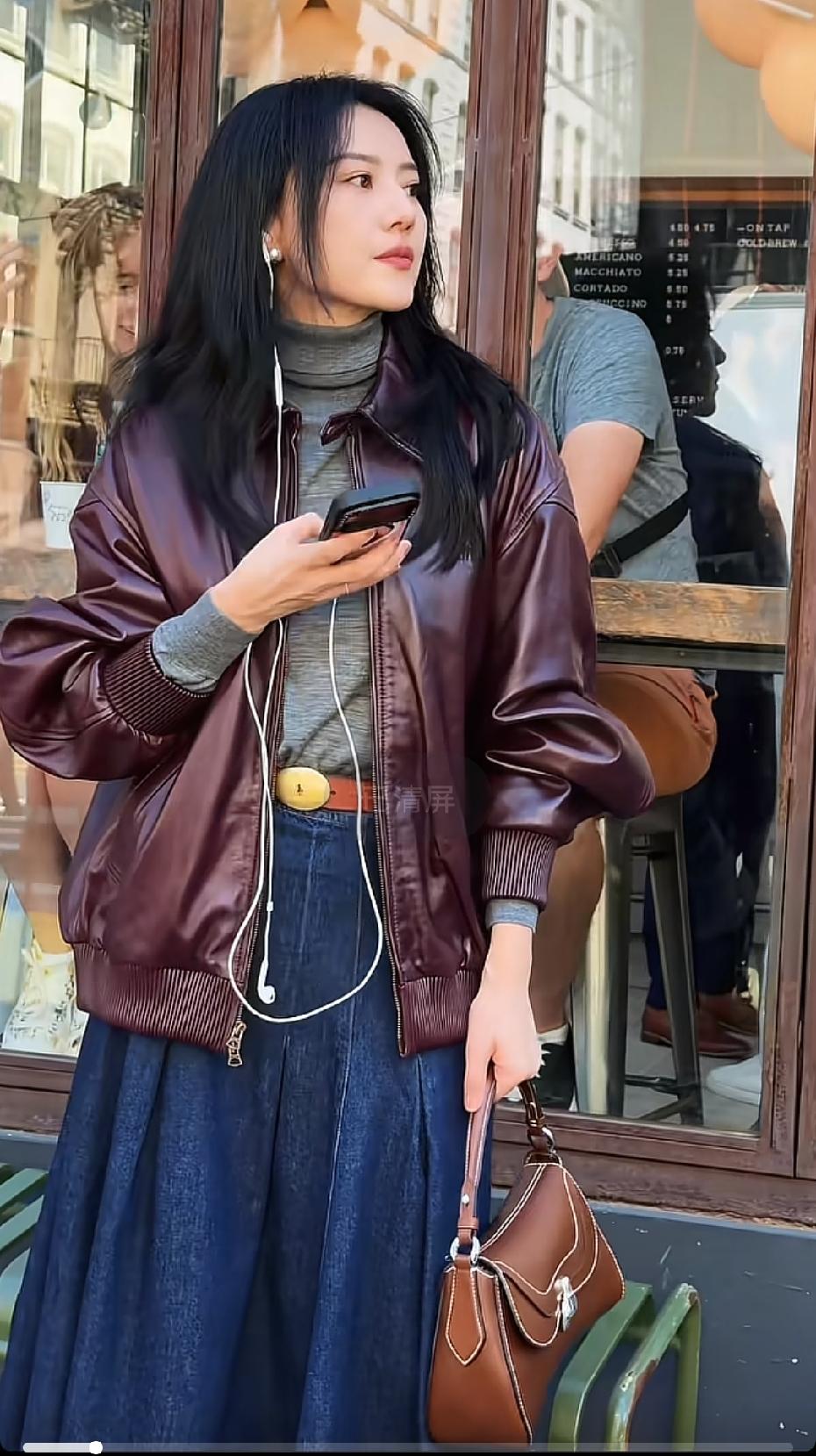 四种色还得是女神穿啊！好看还很有气质，这皮衣质感真好。圆圆最美，气质很有吸引力