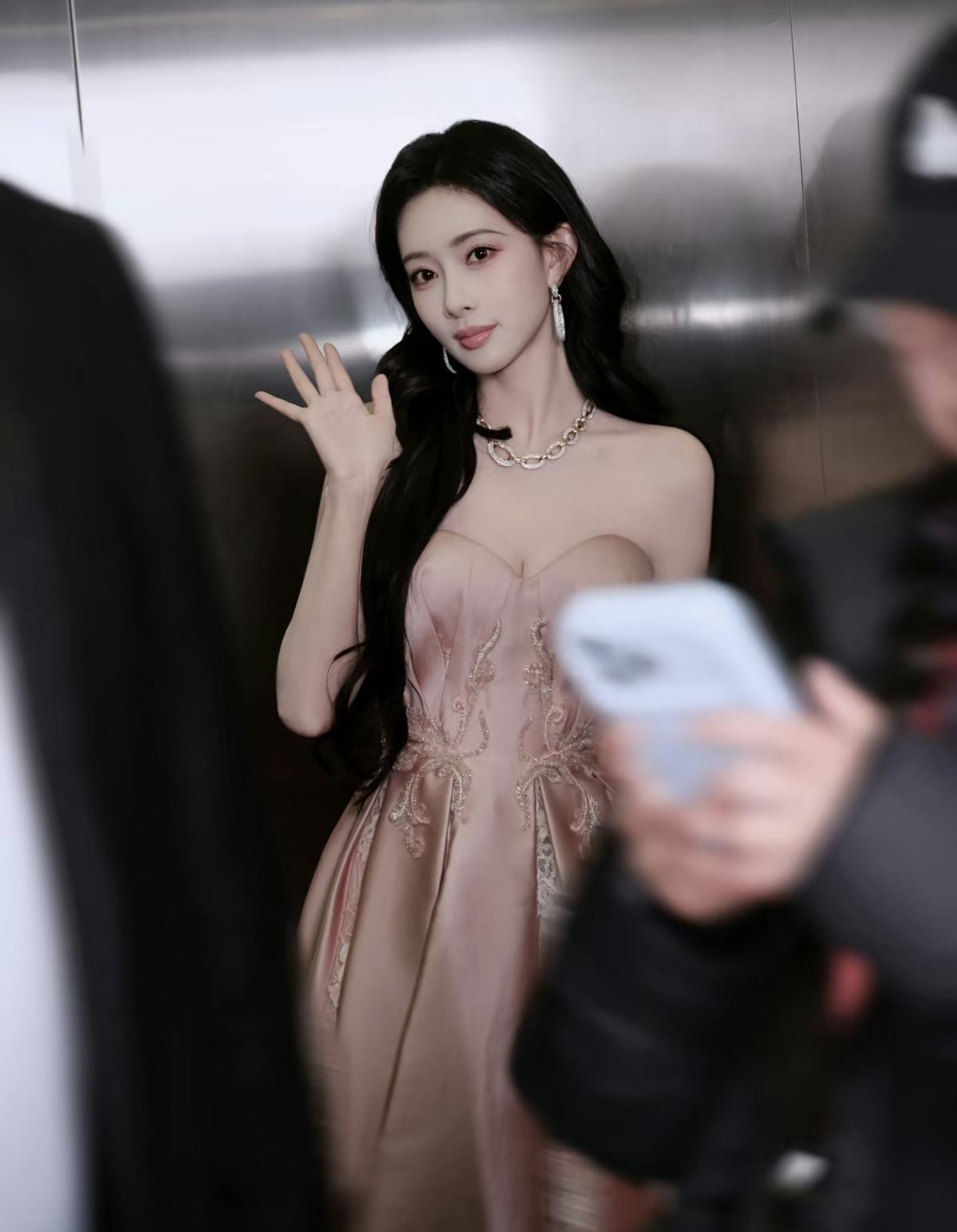 粉色是温柔的底色，也是不被定义的底气。孟子义的每一次亮相，都在告诉我们优雅从不是