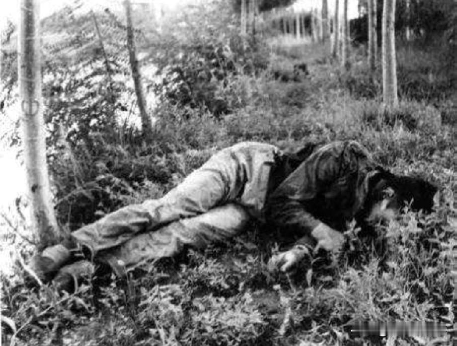 一日，大土匪覃国卿正搂着堂婶睡觉，不料堂叔突然回到家中，见到眼前一幕，堂叔当即拔