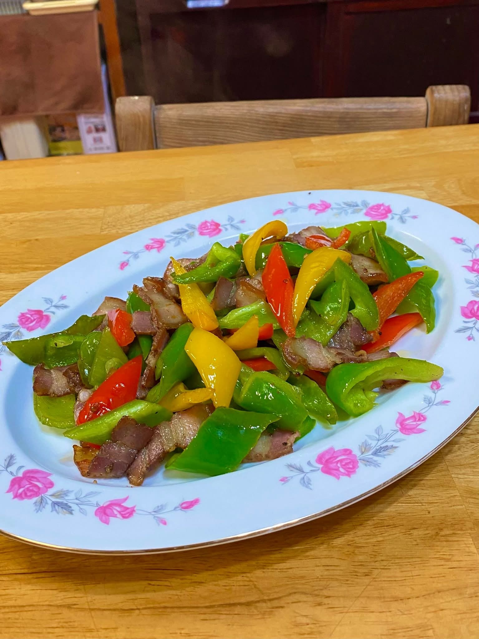 午安！上週就約好的聚餐，這是一場熟齡的聚餐，又正值盛夏，所以菜色儘量避免大魚大肉