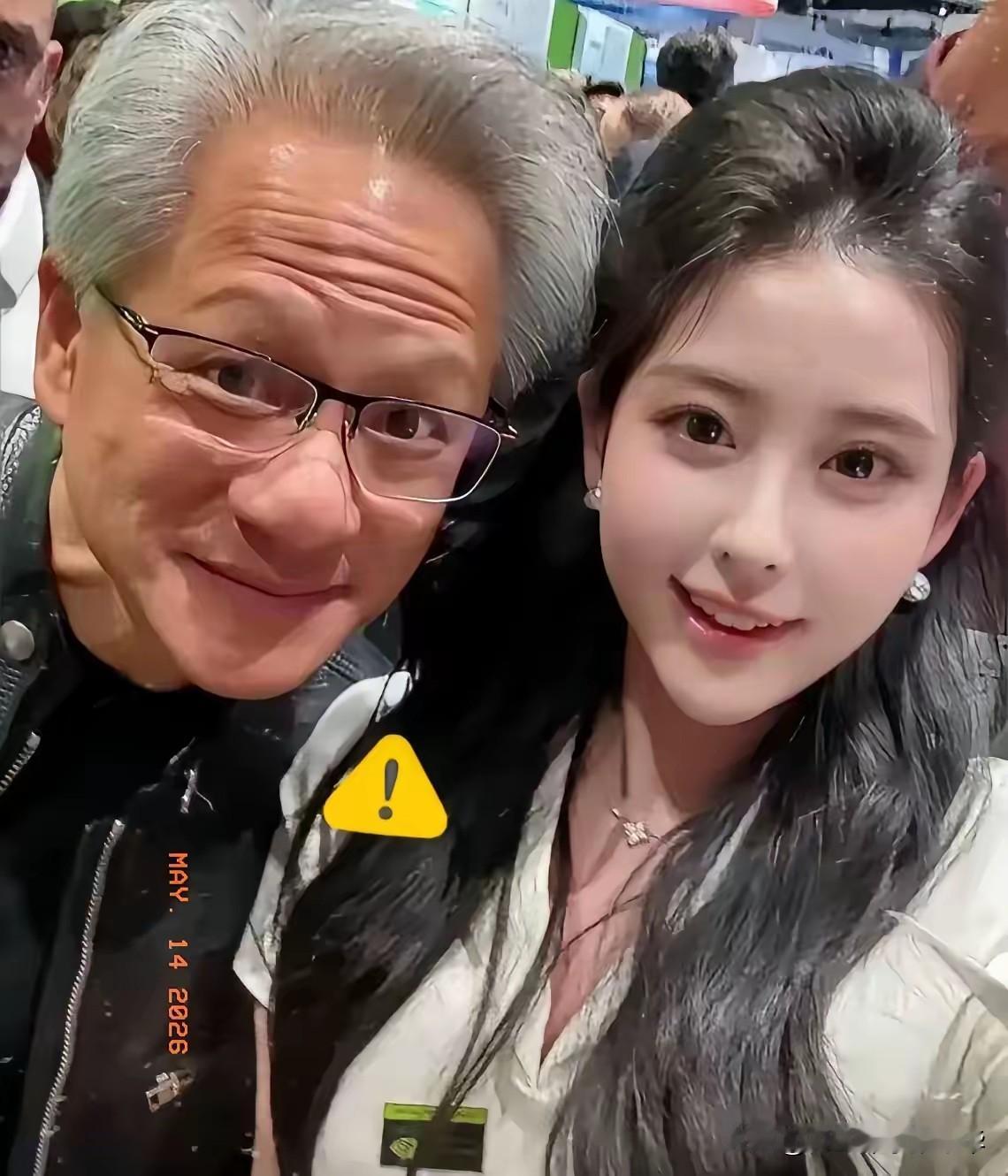黄仁勋全程没有什么亮点，他身边的这位美女倒火到了全世界，有这样的女人跟他做秘书，