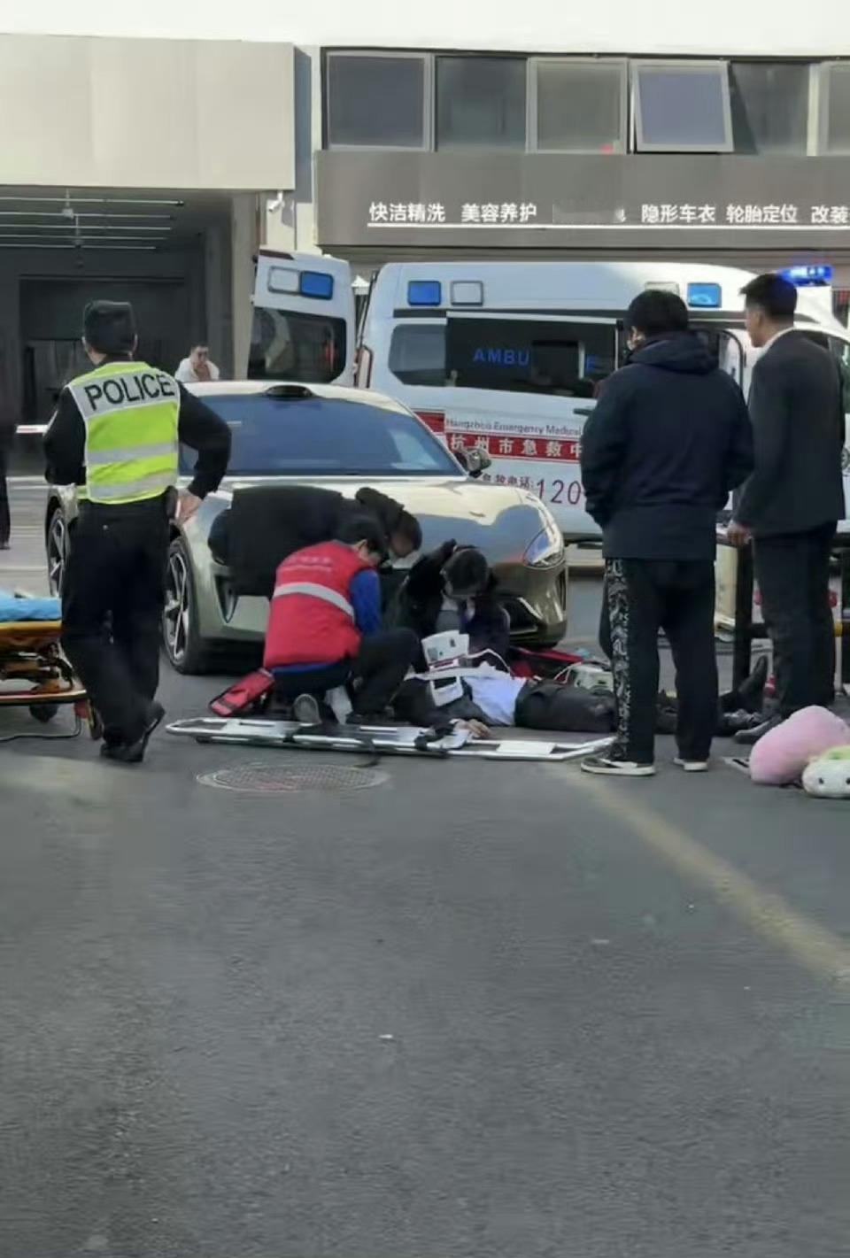 一位刚提了小米新车的车主，第一天开车上路，哦不，是第一天在园区里挪车，结果一不小