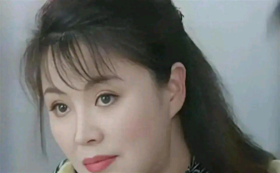 于小慧的人生简直比电视剧还精彩。1965年她出生在辽宁丹东普通家庭，18岁进沈阳