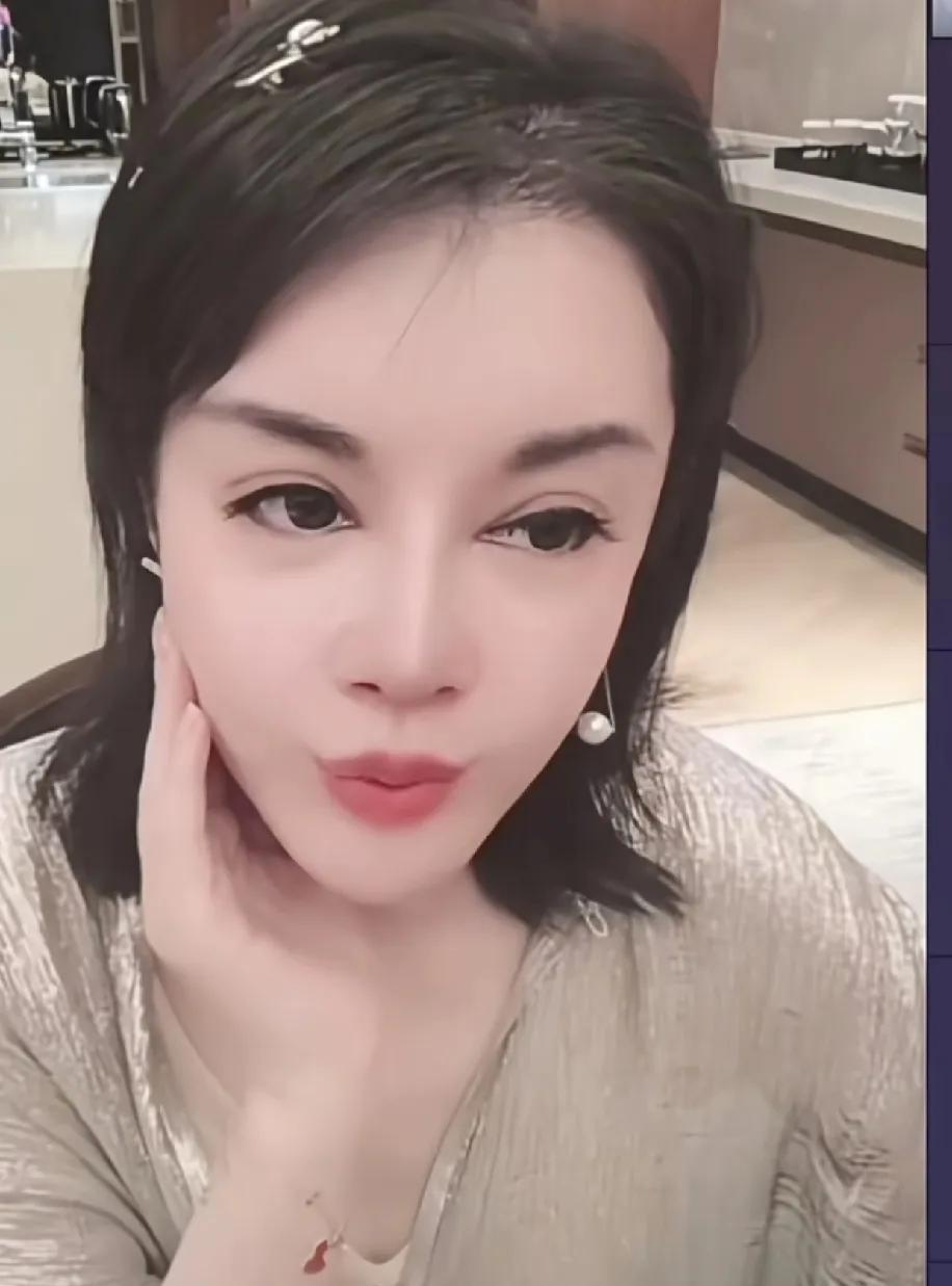 于文红这一次也开始蹭流量。提到了宗先生三个私生子。据说宗先生和原配并没有离婚