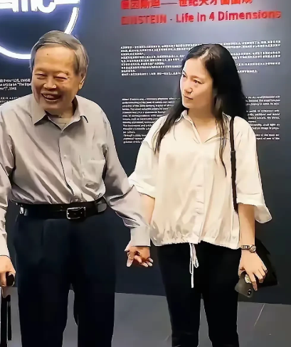 同样都是80多岁娶妻为什么范曾老婆不到两年就跑了，而杨振宁老婆20年一直不离不弃