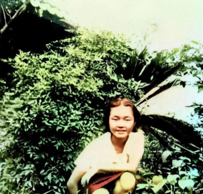 1945年7月14日，贵州息烽快活岭，一个穿浅咖啡色薄呢连衣裙的女人身中六弹，血