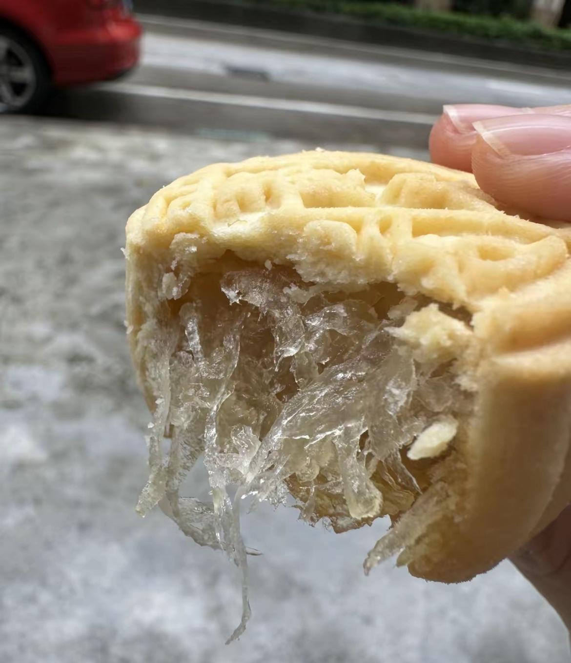 邻居送的月饼咬一口我懵了！这“塑料袋馅”是啥黑暗料理？我咬一口差点yue出来