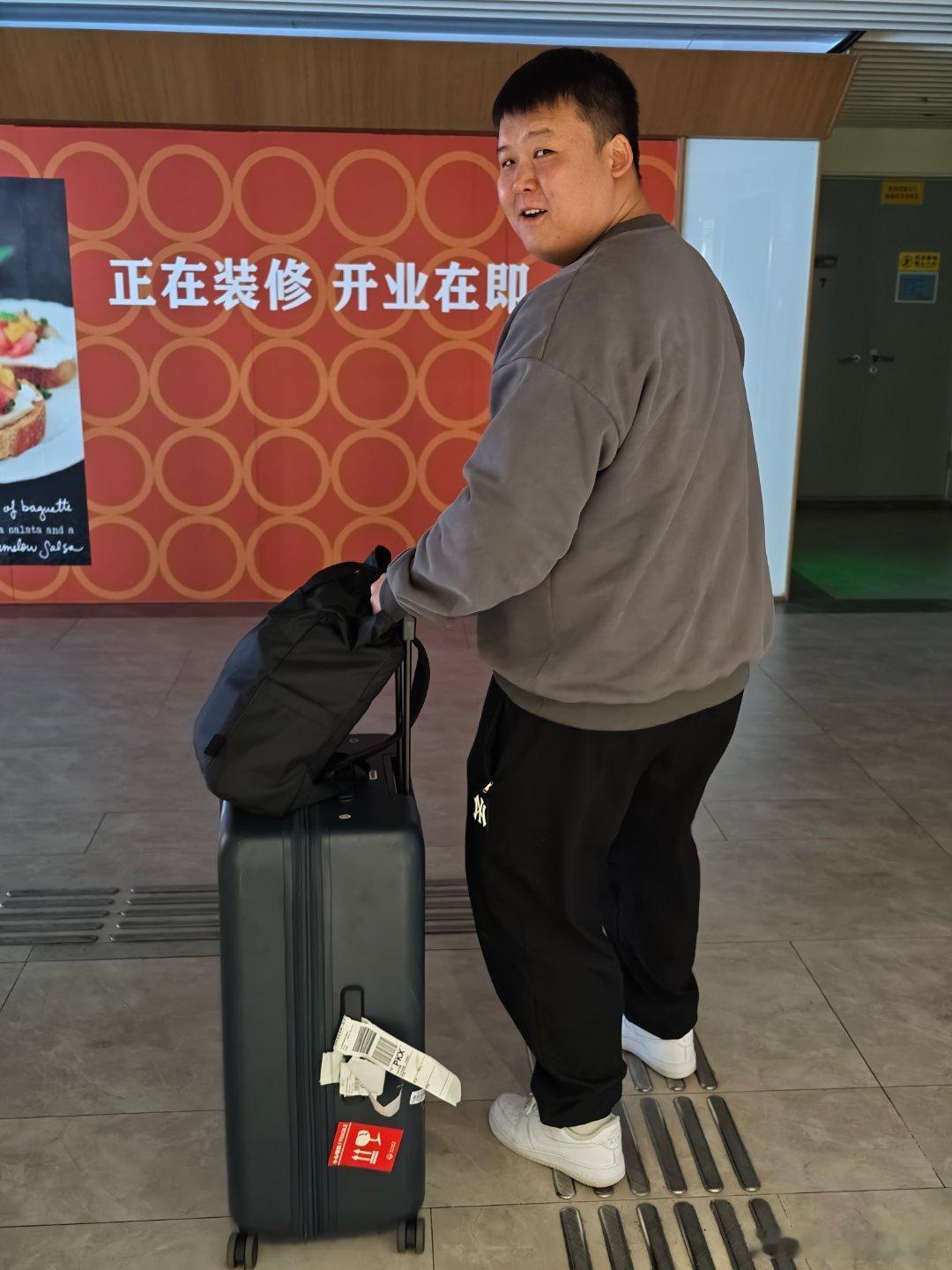 一百多公里接我是realbro下飞机给我买瓶水全网最帅的涂鸦手绘小鹏P7是