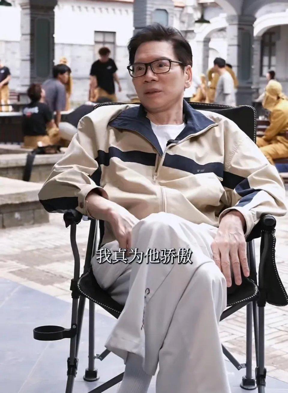 向华强探班向佐，感叹：“你现在红了！”因为他发现十几个老板、十几部戏，在等着儿子