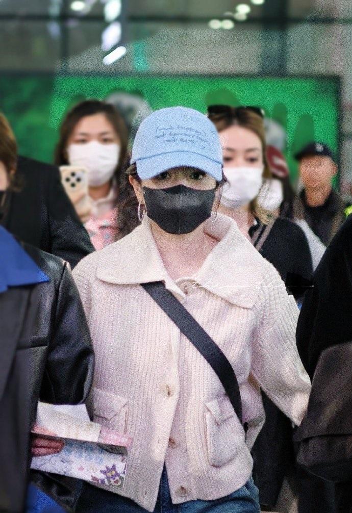 最近陈妍希现身机场，她这次搭配的很简洁，不过凸显出了满满的高级感，整体穿着效果很