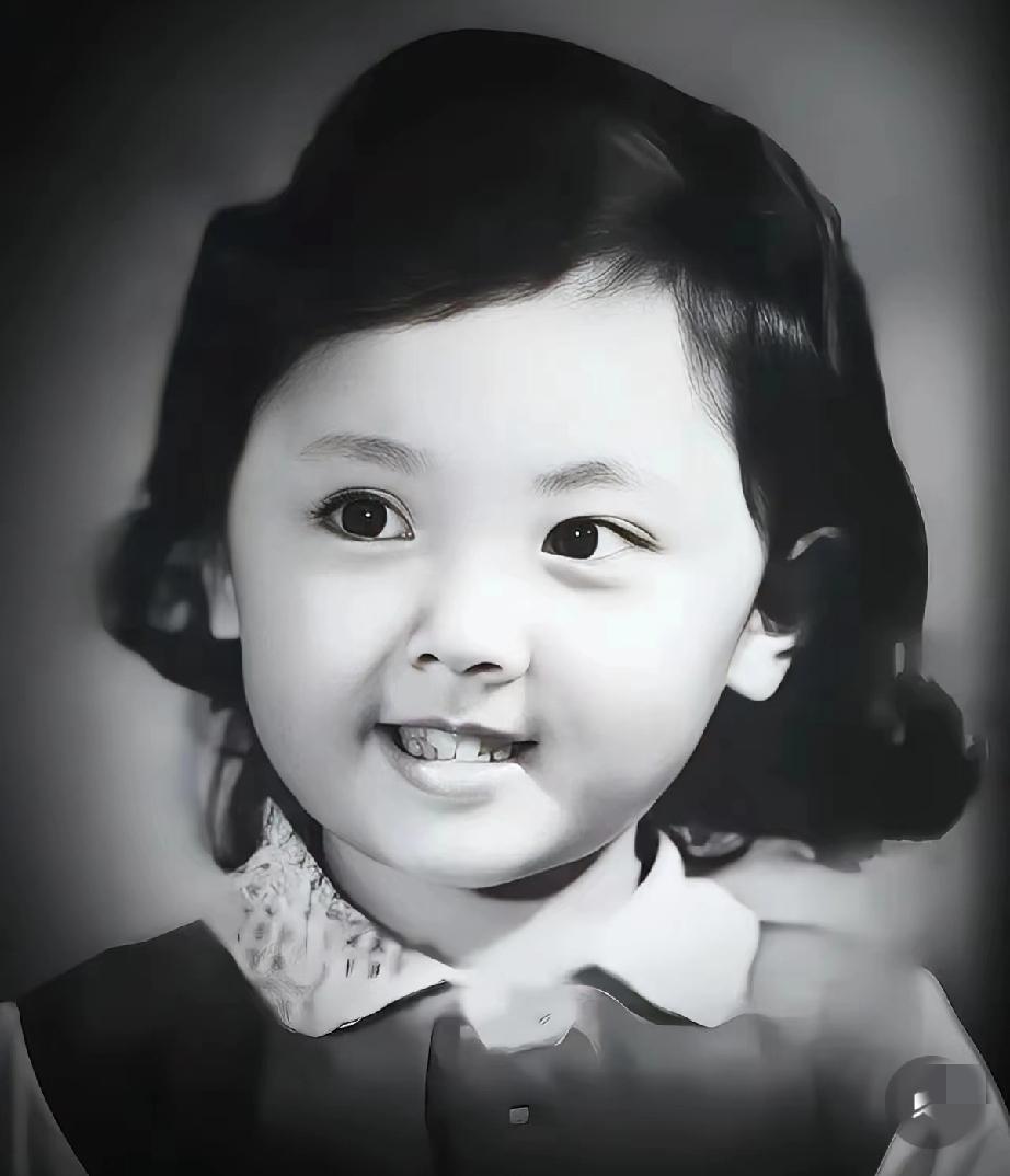 这个小姑娘出生于北京的一个高知家庭，那漂亮的脸蛋、动人的眼神，注定她为舞台而生。